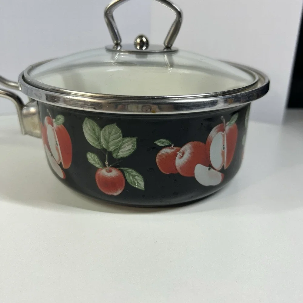 Vintage Ginnys Enamel Pan and 2 Bowls Apples Red Black Lot of 3‎ Movie Prop